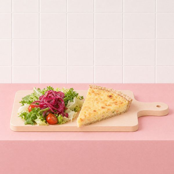 Västerbottenpaj med sallad och picklad rödlök