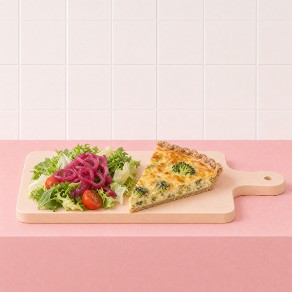 Broccoli och ädelostpaj med sallad och picklad rödlök